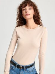 Sweter z ozdobnymi guzikami - kremowy. Białe swetry nierozpinane damskie Sinsay, l, bez wzorów, bez kołnierzyka, bez ramiączek. Za 39.99 zł.
