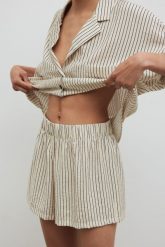 Szorty z wiskozy w paski w kolorze LIGHT BEIGE - SHELLY-L. Brązowe szorty damskie Marsala, bez wzorów, z gumy. Za 189.90 zł.