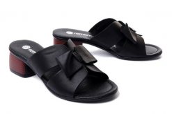 RIEKER REMONTE R8759-01 black, klapki damskie. Czarne klapki damskie Rieker Remonte, na lato, bez wzorów, ze skóry, bez obcasa, na obcasie, bez zapięcia. Za 237.93 zł.