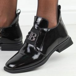 Czarne lakierowane skórzane botki damskie Filippo dbt4763/25. Czarne botki damskie Filippo, na jesień, z aplikacjami, z lakierowanej skóry, eleganckie, bez obcasa, na płaskiej podeszwie, bez zapięcia. Za 319.00 zł.