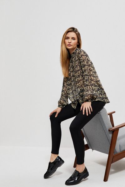 Legginsy z błyszczącym pasem. Legginsy damskie MOODO, bez wzorów, z elastanu. W wyprzedaży za 38.99 zł.