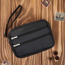 Saszetka męska skórzana do ręki kompaktowa klasyczna czarna Abruzzo ABR-40. Czarne saszetki i nerki męskie bez wzorów, ze skóry. Za 99.00 zł.