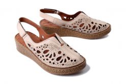 COMFORTABEL 720040-08 beige, czółenka damskie. Brązowe czółenka damskie Comfortabel, na lato, bez wzorów, bez obcasa, na koturnie, bez zapięcia. Za 264.90 zł.