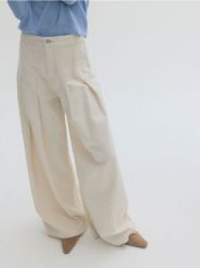 Jeansy wide leg z zakładkami - kremowy. Białe jeansy damskie Reserved, bez wzorów, z bawełny. W wyprzedaży za 109.99 zł.