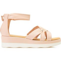 Clarks Sandały Clarks Clara Rae 26165275. Sandały damskie Clarks, bez wzorów, bez obcasa, bez zapięcia. Za 181.30 zł.