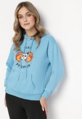 Jasnoniebieska Bluza z Kolorowym Nadrukiem i Kapturem Kimna. Niebieskie bluzy damskie Born2be, l, bez wzorów, casualowe, bez ramiączek. Za 79.99 zł.