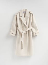 Dwurzędowy płaszcz z paskiem - kremowy. Białe płaszcze damskie Reserved, l, bez wzorów, z tkaniny, bez kołnierzyka, bez kaptura. Za 259.99 zł.