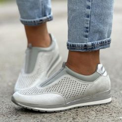 Szare sneakersy damskie, półbuty M.Daszyński 2169-3. Szare półbuty damskie M.Daszyński, w ażurowe wzory, ze skóry, bez obcasa, na obcasie, bez zapięcia. Za 119.00 zł.