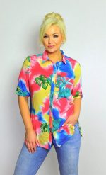 Elegancka koszula w letnie czerwone wzory z rękawem 3/4 PLUS SIZE XXL. Czerwone koszule damskie Nasi partnerzy, plus size, bez wzorów, z bawełny, eleganckie, bez kołnierzyka, bez ramiączek. Za 199.90 zł.