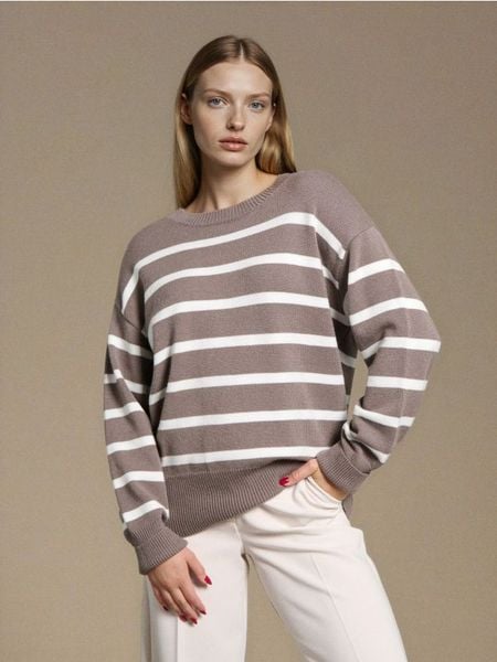 Sweter w paski z wiskozy - brązowy. Brązowe swetry nierozpinane damskie Sinsay, l, bez wzorów, z wiskozy, bez kołnierzyka, bez ramiączek. Za 59.99 zł.