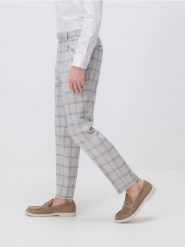 Garniturowe spodnie slim fit - beżowy. Brązowe garnitury męskie Reserved, bez wzorów, z tkaniny. W wyprzedaży za 79.99 zł.