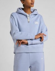 LEE ESSENTIAL HOODIE DAMSKA BLUZA LOGO PARRY BLUE L53PLJ66 112320680. Niebieskie bluzy damskie Lee, l, bez wzorów, bez ramiączek, z kapturem. Za 189.99 zł.