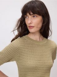 Sweter z krótkim rękawem - oliwkowy. Zielone swetry nierozpinane damskie Reserved, l, bez wzorów, z bawełny, bez kołnierzyka, bez ramiączek. W wyprzedaży za 39.99 zł.