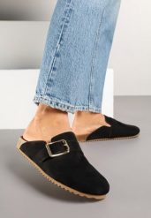 Czarne Klapki z Ozdobną Klamrą w Stylu Chodaków Afindea. Czarne klapki damskie Renee, bez wzorów, z jeansu, eleganckie, bez obcasa, na płaskiej podeszwie, bez zapięcia. W wyprzedaży za 74.99 zł.