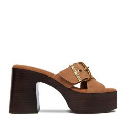 Klapki Guess Jeans. Brązowe klapki damskie Guess Jeans, z aplikacjami, z jeansu, bez obcasa, bez zapięcia. Za 329.99 zł.