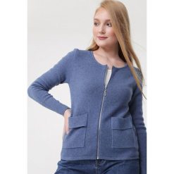 Niebieski Kardigan Sue. Niebieskie kardigany damskie Born2be, l, bez wzorów, z dzianiny, bez kołnierzyka. Za 89.99 zł.
