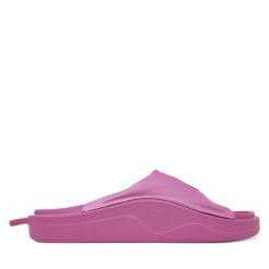 Klapki adidas. Czerwone klapki damskie Adidas, bez wzorów, sportowe, bez obcasa, bez zapięcia. Za 279.99 zł.