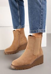 Brązowe Botki Sztyblety na Koturnie Beriala. Brązowe botki damskie Renee, bez wzorów, z jeansu, eleganckie, bez obcasa, na koturnie, bez zapięcia. Za 129.99 zł.