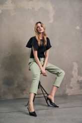 Jeansy paperbag patynowe. Zielone jeansy damskie MOODO, bez wzorów, z bawełny, z podwyższonym stanem, długie. W wyprzedaży za 38.99 zł.