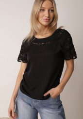 Czarna Bluzka Ozdobiona Ażurowymi Rękawkami Kelnila. Czarne bluzki damskie Born2be, m, w ażurowe wzory, z jeansu, biznesowe, bez kołnierzyka, bez ramiączek. Za 59.99 zł.