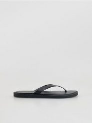 Skórzane klapki - czarny. Czarne klapki męskie Reserved, bez wzorów, ze skóry, bez zapięcia. Za 139.99 zł.