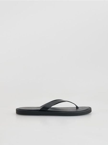 Skórzane klapki - czarny. Czarne klapki męskie Reserved, bez wzorów, ze skóry, bez zapięcia. Za 139.99 zł.