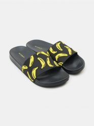 Klapki z motywem bananów - czarny. Czarne klapki męskie Sinsay, bez wzorów, bez zapięcia. Za 29.99 zł.