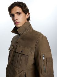 Zamszowa kurtka z kołnierzem - brązowy. Brązowe kurtki męskie Reserved, l, bez wzorów, ze skóry, bez kaptura. Za 599.99 zł.