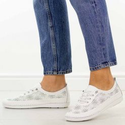 Białe ażurowe skórzane półbuty damskie S.Barski 7083. Białe półbuty damskie S.BARSKI, na jesień, w ażurowe wzory, z jeansu, casualowe, z okrągłym noskiem, bez obcasa, na płaskiej podeszwie, bez zapięcia. Za 229.00 zł.