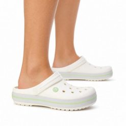Klapki chodaki damskie sportowe Crocs CROCBAND. Zielone klapki damskie Crocs, na lato, bez wzorów, z materiału, sportowe, bez obcasa, bez zapięcia. Za 219.00 zł.
