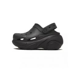 Tenisówki Crocs Model Bubble Crush Clog U Kolor Czarny. Czarne trampki i tenisówki damskie Crocs, bez wzorów, z gumy, bez zapięcia. Za 457.85 zł.