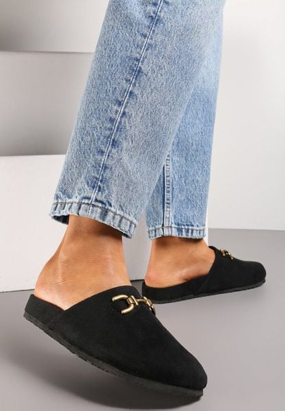 Czarne Klapki z Imitacji Zamszu i Klamerką Carva. Czarne klapki damskie Born2be, bez wzorów, eleganckie, bez obcasa, na płaskiej podeszwie, bez zapięcia. Za 39.99 zł.