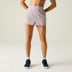 Damskie spodenki terenowe. Czerwone szorty damskie Dare 2B, bez wzorów, z poliesteru, sportowe. W wyprzedaży za 159.99 zł.