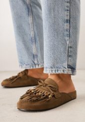 Ciemnobeżowe Klapki VICES Mule Ozdobione Frędzlami Koralikami i Kokardą Eathelena. Brązowe klapki damskie Renee, na lato, bez wzorów, bez obcasa, na płaskiej podeszwie, bez zapięcia. Za 119.99 zł.