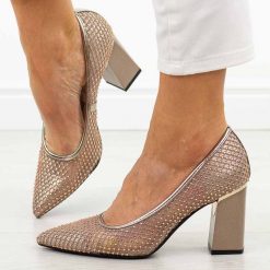 Beżowe czółenka damskie na słupku Vinceza 62211. Brązowe czółenka damskie VINCEZA, na lato, bez wzorów, ze skóry, biznesowe, bez obcasa, na słupku, bez zapięcia. Za 179.00 zł.