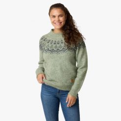 Sweter damski Swedemount Lofoten Wool Knit W. Niebieskie swetry nierozpinane damskie SWEDEMOUNT, bez wzorów, z tkaniny, sportowe, bez kołnierzyka, bez ramiączek. W wyprzedaży za 185.00 zł.