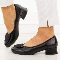 Czarne czółenka damskie na obcasie M.Daszyński Sa279-1. Czarne czółenka damskie M.Daszyński, na lato, z aplikacjami, ze skóry, casualowe, z okrągłym noskiem, bez obcasa, na obcasie, bez zapięcia. Za 199.00 zł.