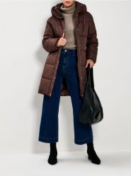 Płaszcz pikowany - brązowy. Brązowe płaszcze damskie Sinsay, l, bez wzorów, bez kołnierzyka, bez kaptura. Za 129.99 zł.