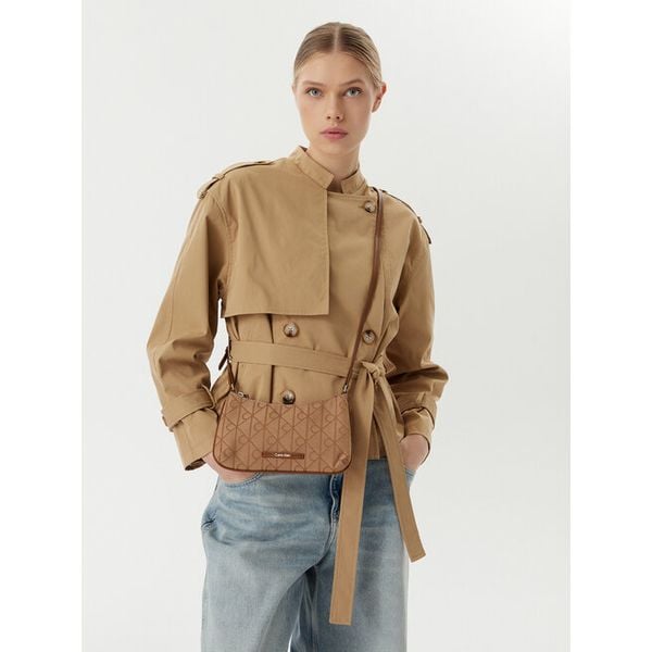 Torebka Calvin Klein. Brązowe listonoszki damskie Calvin Klein, bez wzorów, bez dodatków. Za 275.99 zł.