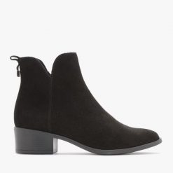BOTKI Z OZDOBNĄ CHOLEWKĄ BIANKA. Czarne botki damskie Ryłko, bez wzorów, ze skóry, z okrągłym noskiem, bez obcasa, na obcasie, bez zapięcia. Za 379.99 zł.