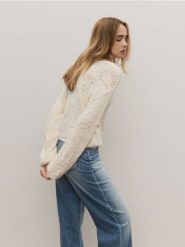 Sweter ze strukturalnej dzianiny - kremowy. Białe swetry nierozpinane damskie Reserved, l, bez wzorów, z dzianiny, bez kołnierzyka, bez ramiączek. W wyprzedaży za 99.99 zł.