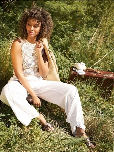 Klapki w zwierzęcy wzór - wielobarwny. Klapki damskie Sinsay, bez wzorów, bez obcasa, bez zapięcia. Za 32.99 zł.