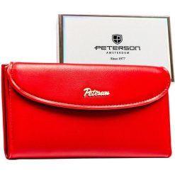 Czerwony, gładki portfel damski ze skóry ekologicznej zamykany na zatrzask magnetyczny - Peterson. Czerwone portfele damskie Peterson, ze skóry ekologicznej. Za 94.99 zł.
