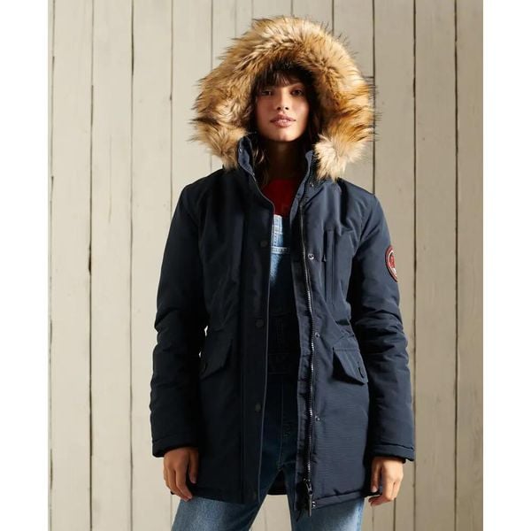 Parka damska Superdry Everest. Niebieskie parki damskie Superdry, s, z aplikacjami, z elastanu, bez kaptura. Za 724.45 zł.