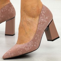 Różowe czółenka damskie na słupku Vinceza 62223. Czerwone czółenka damskie VINCEZA, na lato, bez wzorów, z materiału, biznesowe, bez obcasa, na słupku, bez zapięcia. Za 199.00 zł.