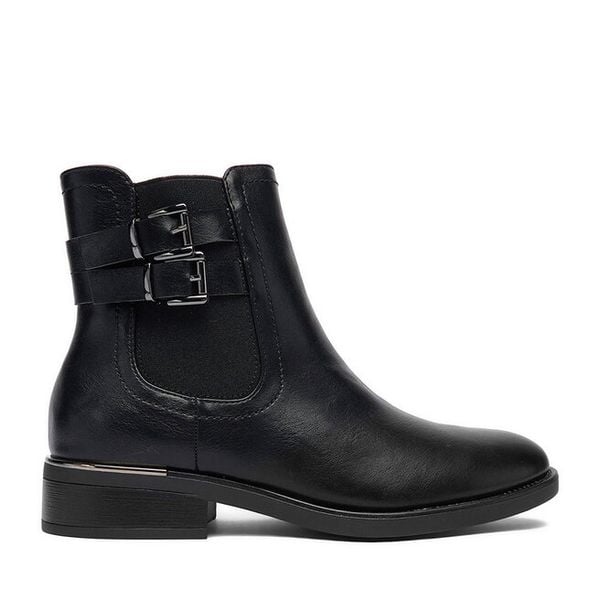 Botki Clara Barson. Czarne botki damskie Clara Barson, bez wzorów, bez obcasa, na płaskiej podeszwie, bez zapięcia. Za 149.99 zł.