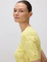 Sweter z ozdobnymi detalami - jasnożółty. Żółte swetry nierozpinane damskie Reserved, l, bez wzorów, z dzianiny, klasyczne, bez kołnierzyka, bez ramiączek. W wyprzedaży za 69.99 zł.