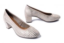 RIEKER 41057-60 beige, czółenka damskie. Brązowe czółenka damskie Rieker, na lato, w ażurowe wzory, bez obcasa, na obcasie, bez zapięcia. Za 246.42 zł.
