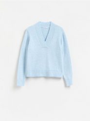 Sweter z dekoltem V - jasnoniebieski. Niebieskie swetry nierozpinane damskie Reserved, l, bez wzorów, z dzianiny, bez kołnierzyka, bez ramiączek. Za 139.99 zł.