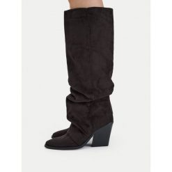 Kozaki DeeZee. Brązowe kozaki damskie DeeZee, bez wzorów, bez obcasa, na słupku, bez zapięcia. Za 249.99 zł.